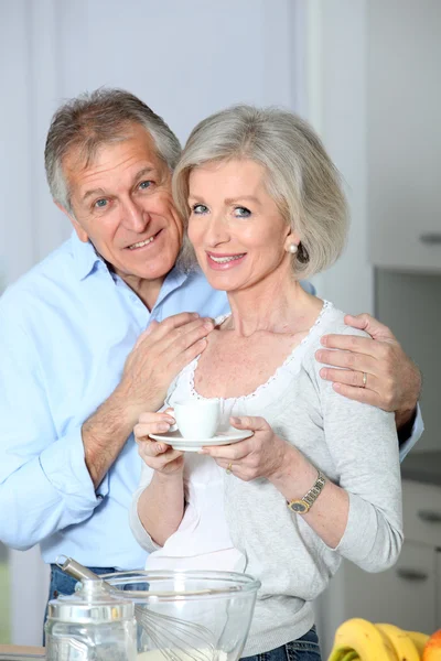 Pasangan senior minum kopi di dapur — Stok Foto