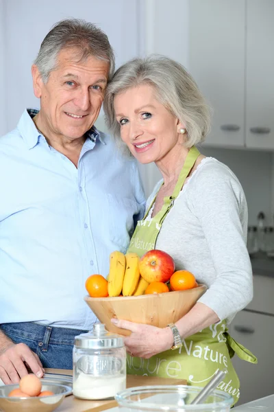 Portre kıdemli mutlu bir çift mutfak — Stok fotoğraf