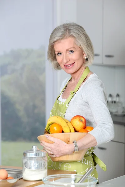 Lachende senior vrouw in keuken — Stockfoto