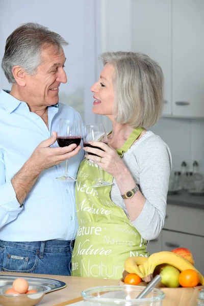 Üst düzey çift mutfakta şarap içme — Stok fotoğraf