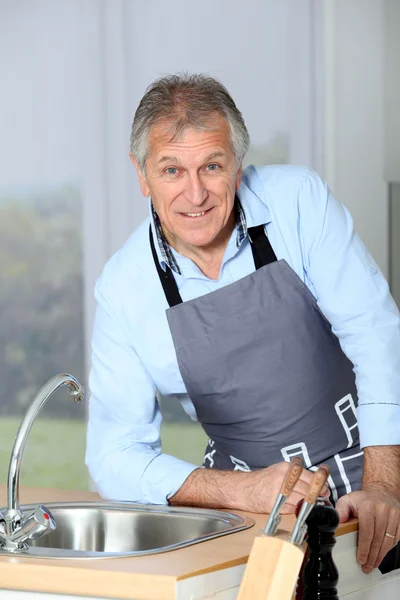 Closeup starší muž v domácí kuchyni — Stock fotografie