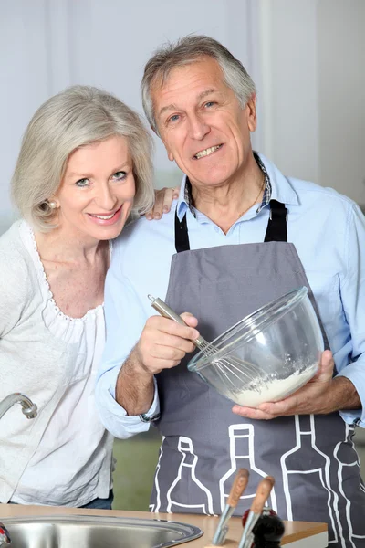 Mutlu bir son sınıf çift birlikte pişirme — Stok fotoğraf