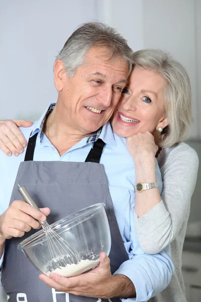 Felice coppia di anziani cottura insieme — Foto Stock