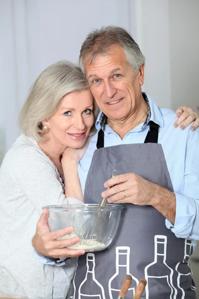 Happy senior pasangan baking bersama-sama — Stok Foto