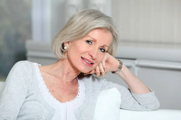 Closeup usměvavá starší ženy odpočinek doma — Stock fotografie