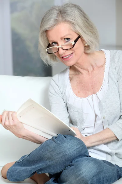 Portret kobiety starszy czytanie książki — Zdjęcie stockowe