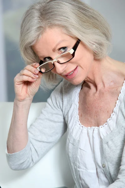 眼鏡を着ている年配の女性の肖像画 — ストック写真