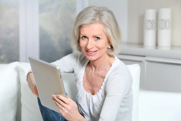 Close-up van senior vrouw zittend op de Bank met elektronische zeem — Stockfoto