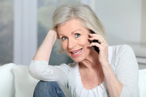 Heureuse femme âgée parlant sur téléphone mobile — Photo