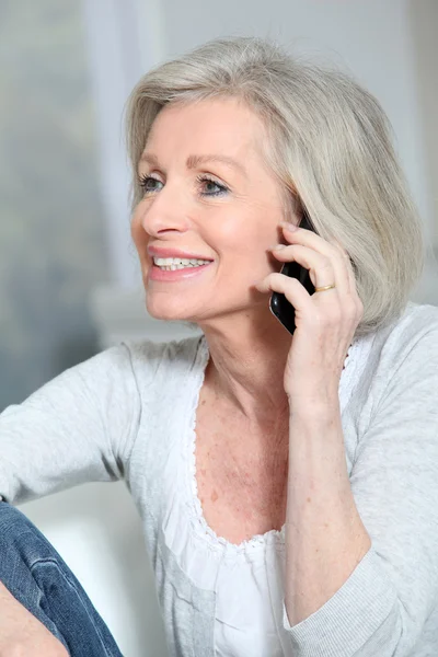 Счастливая пожилая женщина разговаривает по мобильному телефону — стоковое фото