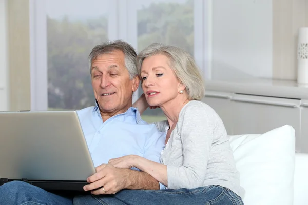 Starší pár, surfování na internetu — Stock fotografie