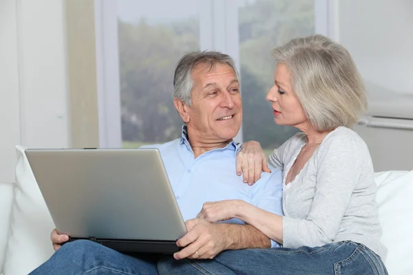 Senior couple surfing on internet — Stock Photo, Image