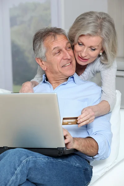 Seniorenpaar beim Online-Shopping — Stockfoto