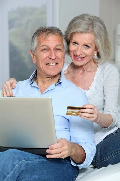Idősebb pár, csinál online vásárlás — Stock Fotó