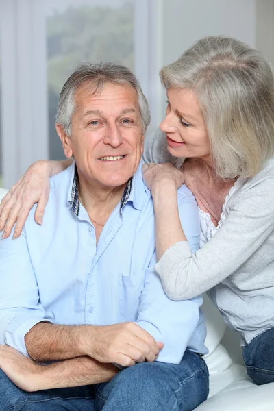 Portret van gelukkige senior paar zitten in Bank — Stockfoto