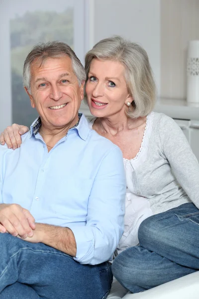 Portrét šťastný starší pár sedící v pohovce — Stock fotografie