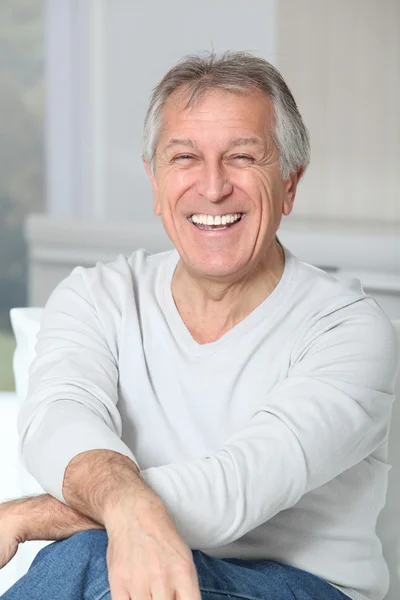 Портрет улыбающегося пожилого человека — стоковое фото