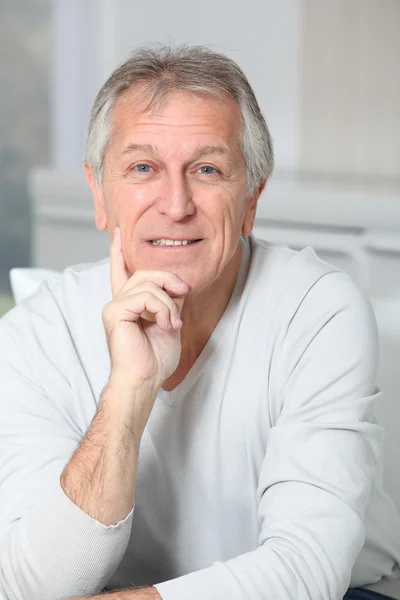 Retrato de um homem idoso sorridente — Fotografia de Stock