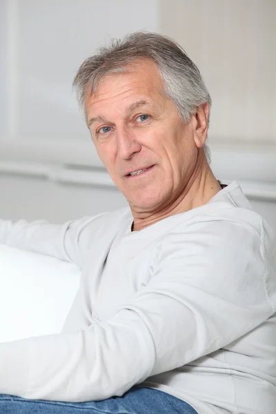 Porträtt av leende senior man — Stockfoto