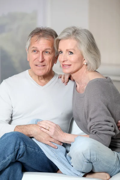 Portrait de heureux couple de personnes âgées assis dans le canapé — Photo