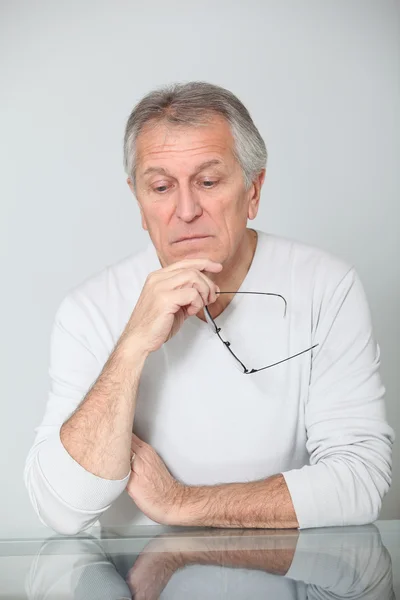 Senior man met triest blik — Stockfoto