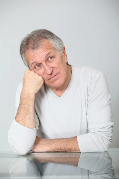 Senior man met vervelen expressie — Stockfoto