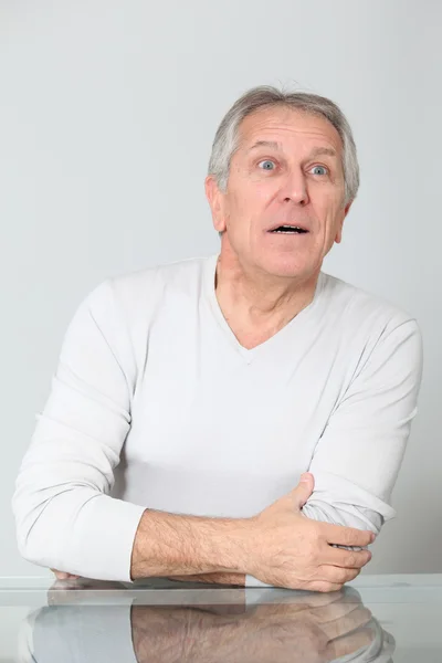 Hombre mayor con mirada sorprendida —  Fotos de Stock