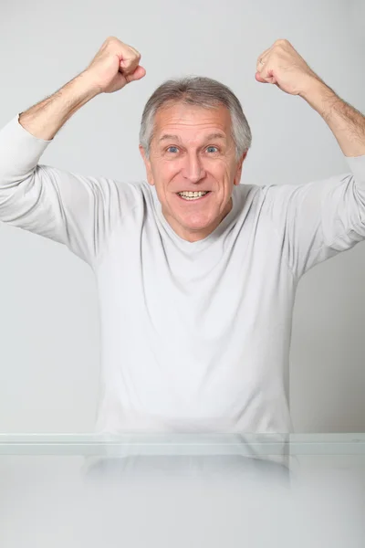 Starší muž s rukama nahoru — Stock fotografie