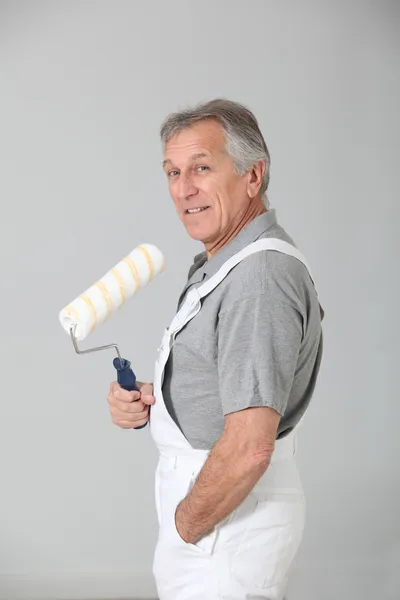 Senior man met verf roll — Stockfoto