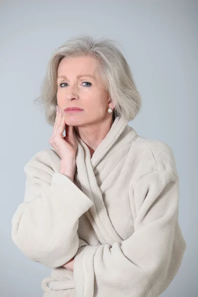 Closeup starší ženy mají masáž obličeje — Stock fotografie