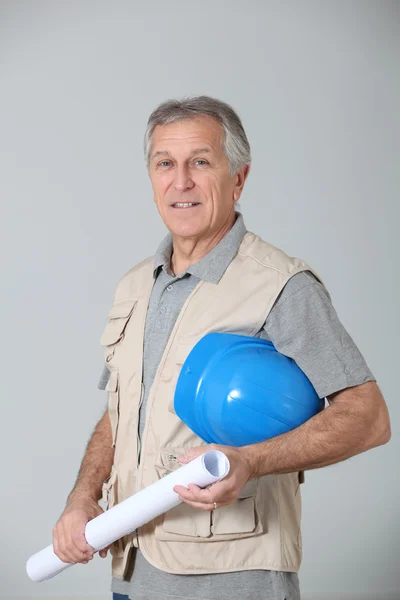 Portre kıdemli mühendis holding güvenlik kask ve planı — Stok fotoğraf