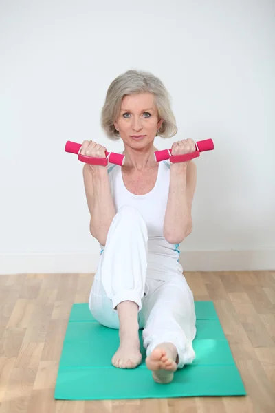 Seniorin macht Yoga-Übungen — Stockfoto