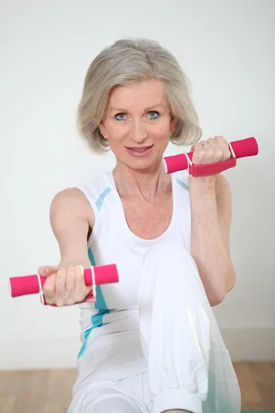 Mujer mayor haciendo ejercicios de yoga —  Fotos de Stock