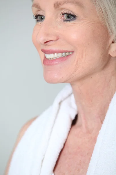 Close-up van senior vrouw met mooie glimlach — Stockfoto