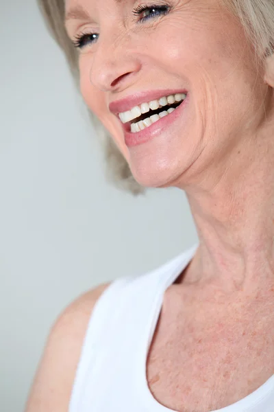 Closeup starší žena s krásným úsměvem — Stock fotografie