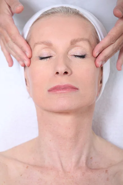 Close-up van senior vrouw met een gezicht massage — Stockfoto