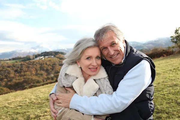 Retrato de casal de idosos felizes no campo — Fotografia de Stock