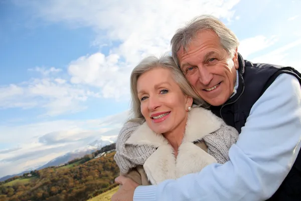 Portret van gelukkige senior paar in platteland — Stockfoto