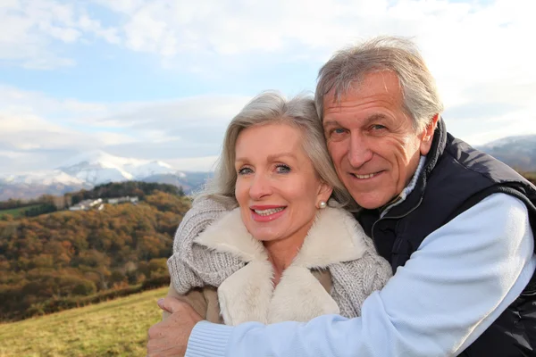 Retrato de feliz pareja de ancianos en el campo —  Fotos de Stock