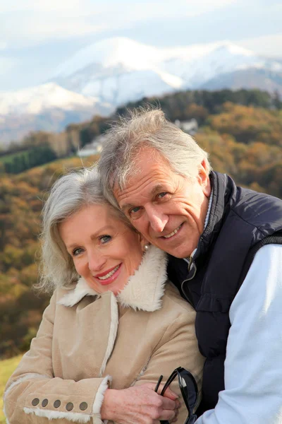 Porträt eines glücklichen Seniorenpaares auf dem Land — Stockfoto