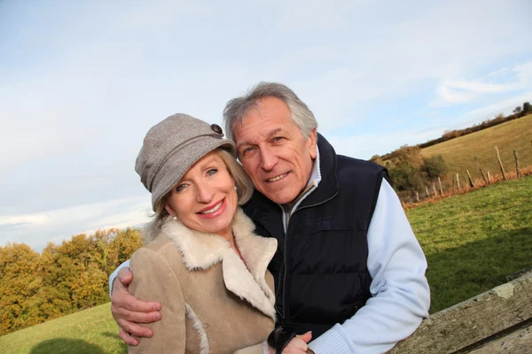 Feliz pareja de ancianos abrazándose en el campo —  Fotos de Stock