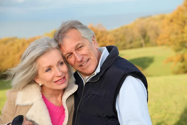 Gelukkige senior paar omhelzen elkaar in platteland — Stockfoto