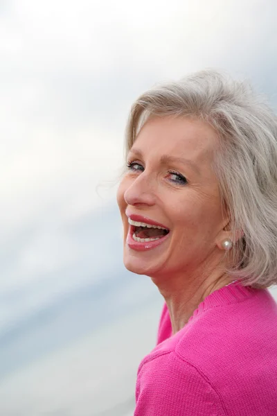 笑っている年配の女性の肖像画 — ストック写真