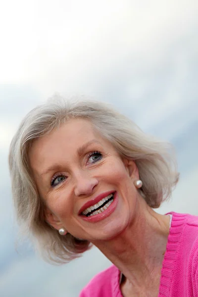 웃는 고위 여자의 초상화 — 스톡 사진