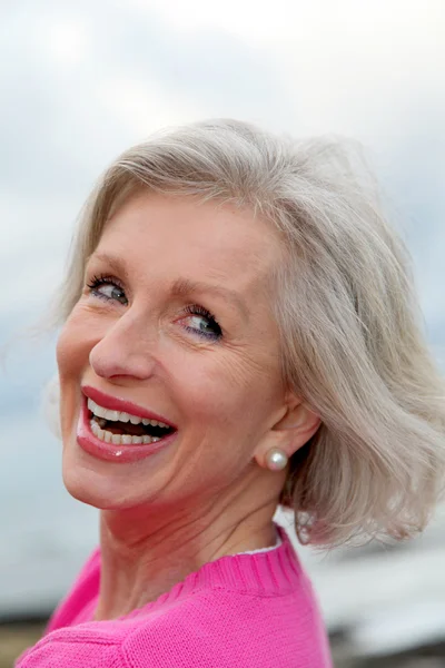 Retrato de la mujer mayor riendo — Foto de Stock