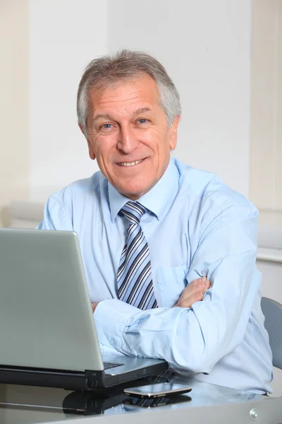 Portret van senior zakenman in office — Stockfoto
