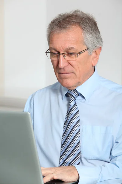 Portret van senior zakenman in office — Stockfoto