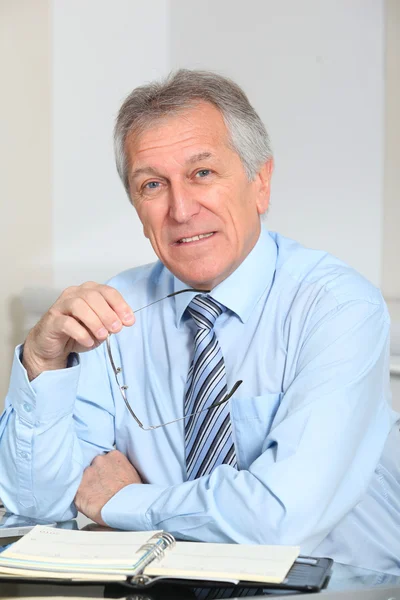 Porträt eines leitenden Geschäftsmannes im Amt — Stockfoto