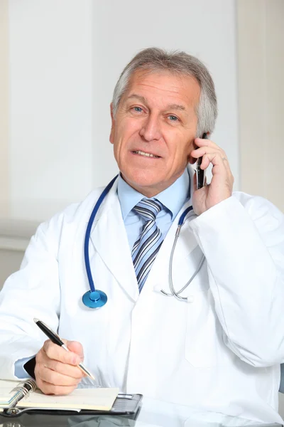 Primo piano del medico che parla al telefono in ufficio — Foto Stock