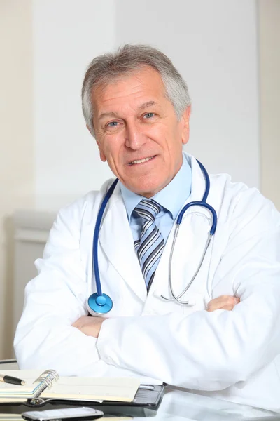Closeup lékaře v kanceláři s rukama zkříženýma — Stock fotografie